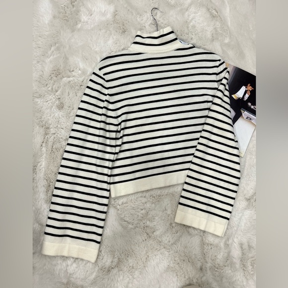 Suncoo Paris like new 🔥
Classic high-neck sweater in ecru and black stripes - Picture 8 of 15
